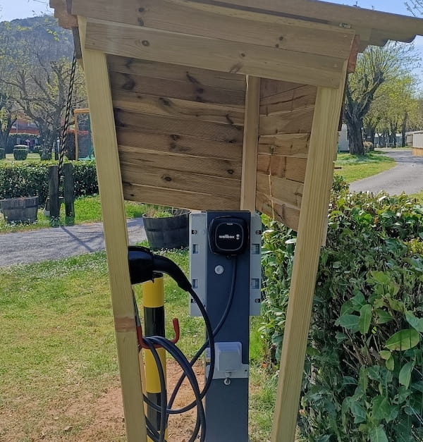 borne recharge de véhicules électrique dans un camping d'Ardèche